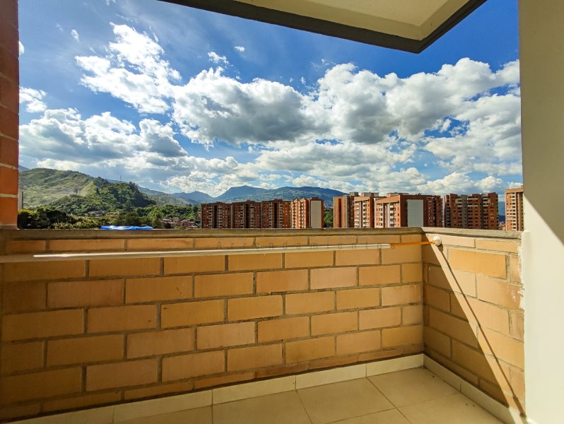 Apartamento en arriendo en LOMA DE LOS  BERNAL, 65 m², 2 alcobas, 2 baños