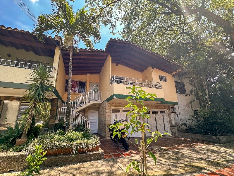 Casa en arriendo en BELEN ROSALES, 300 m², 5 alcobas, 4 baños