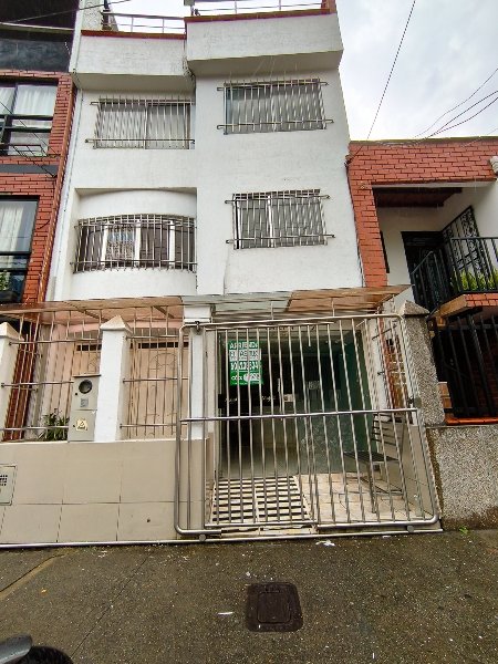 Casa-local en arriendo en SANTA FE, 200 m², 11 alcobas, 11 baños