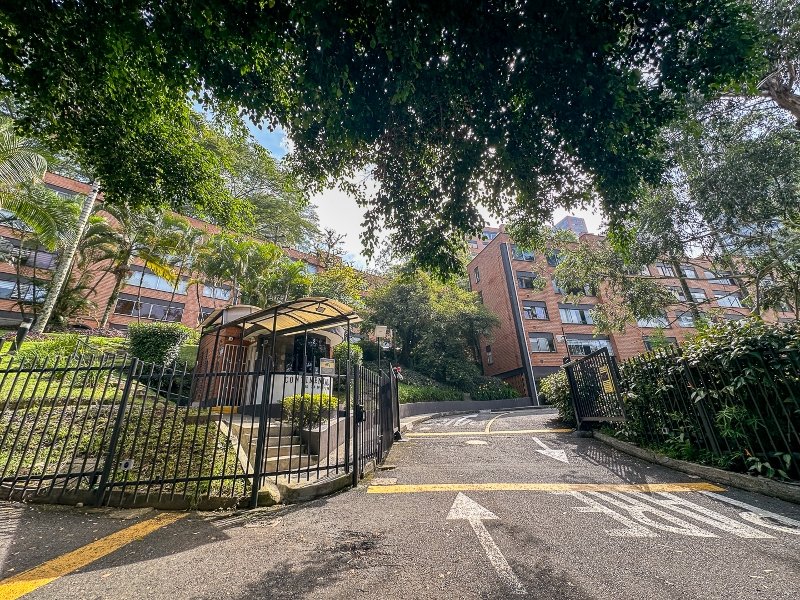 Apartaestudio en arriendo en EL POBLADO, 67 m², 1 alcoba, 2 baños