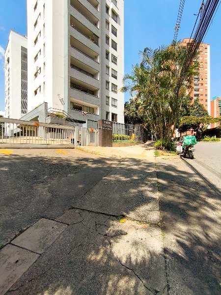 Apartamento en arriendo en LOMA DE LOS  BERNAL, 75 m², 2 alcobas, 2 baños