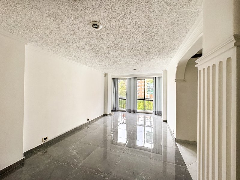 Apartamento en arriendo en LOMA DEL ESCOBERO, 100 m², 3 alcobas, 3 baños
