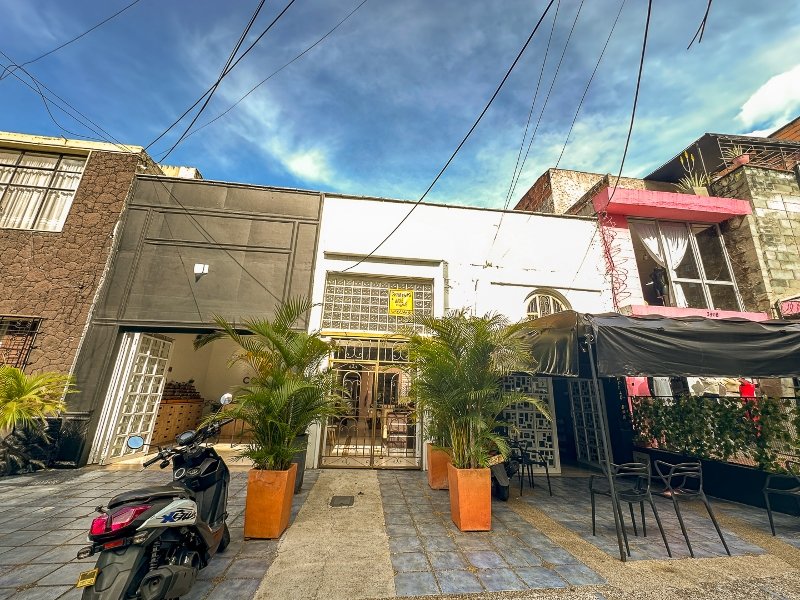 Casa-local en arriendo en LAURELES, 308 m², 12 alcobas, 2 baños
