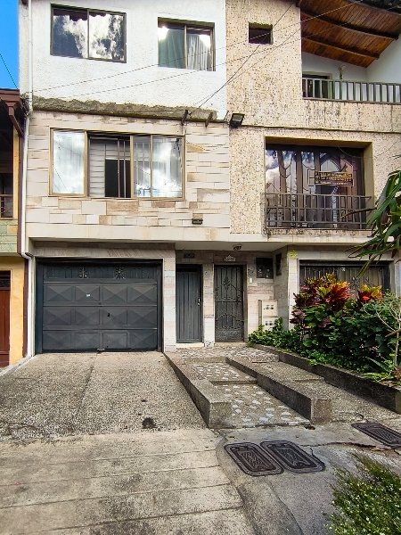 Casa en arriendo en ALMERIA, 180 m², 5 alcobas, 4 baños