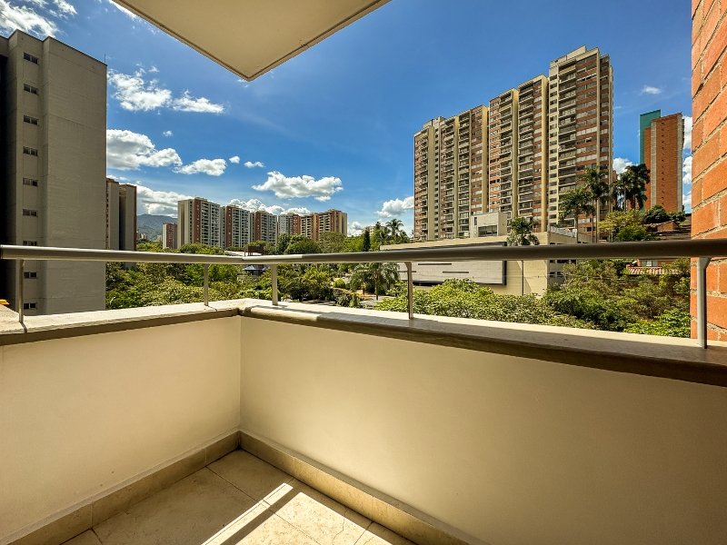 Apartamento en arriendo en LOMA DE LOS  BERNAL, 64 m², 3 alcobas, 2 baños