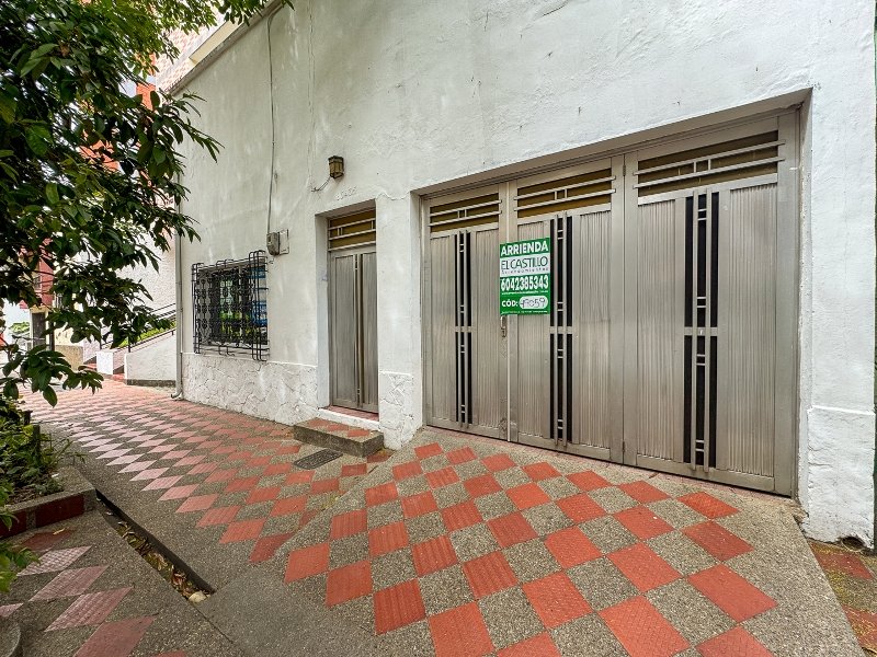 Casa-local en arriendo en SANTA MONICA, 410 m², 9 alcobas, 3 baños