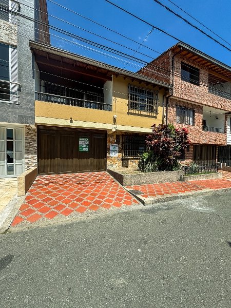 Casa en arriendo en BELEN LA NUBIA, 240 m², 4 alcobas, 2 baños
