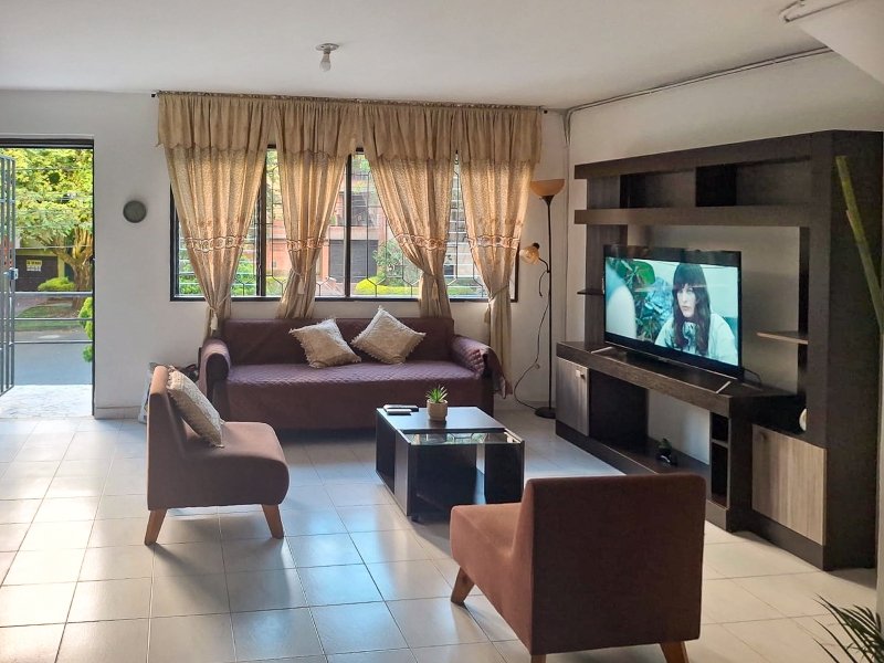 Casa en arriendo en SANTA MONICA, 220 m², 5 alcobas, 4 baños