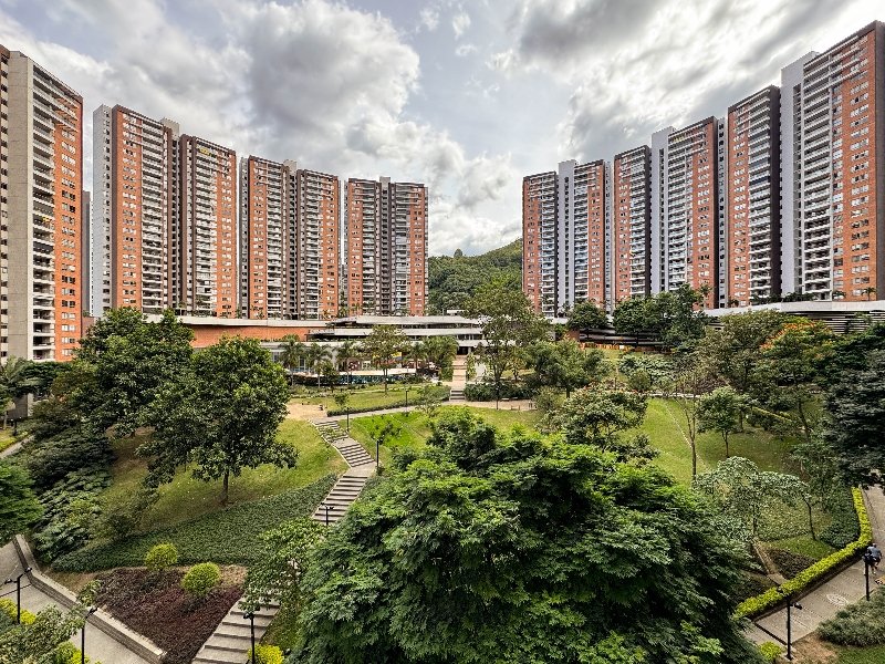 Apartamento en arriendo en LOMA DE LOS  BERNAL, 68 m², 2 alcobas, 2 baños