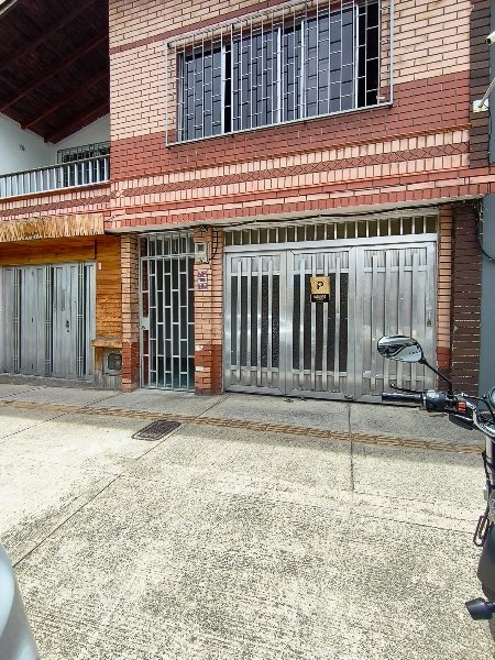 Casa-local en arriendo en BELEN GRANADA, 110 m², 4 alcobas, 2 baños