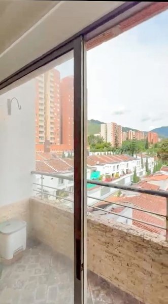 Apartamento en arriendo en LOMA DE LOS  BERNAL, 120 m², 2 alcobas, 3 baños