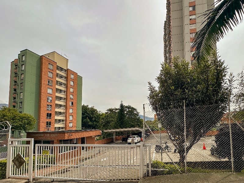 Apartamento en arriendo en LOMA DE LOS  BERNAL, 63 m², 3 alcobas, 2 baños