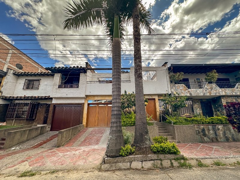 Casa en arriendo en ALMERIA, 200 m², 4 alcobas, 3 baños