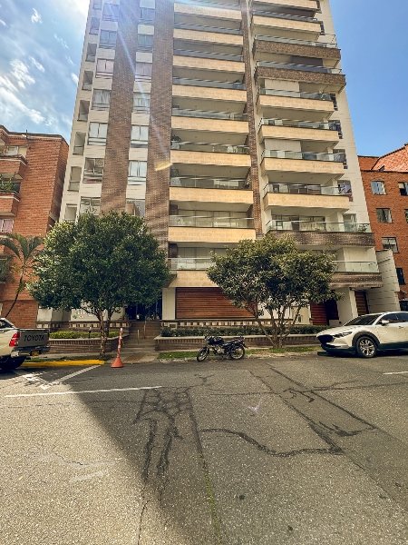 Apartamento en arriendo en LAURELES, 137 m², 3 alcobas, 5 baños