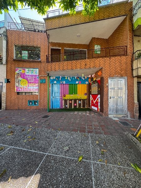Casa en arriendo en SANTA MONICA, 200 m², 6 alcobas, 2 baños