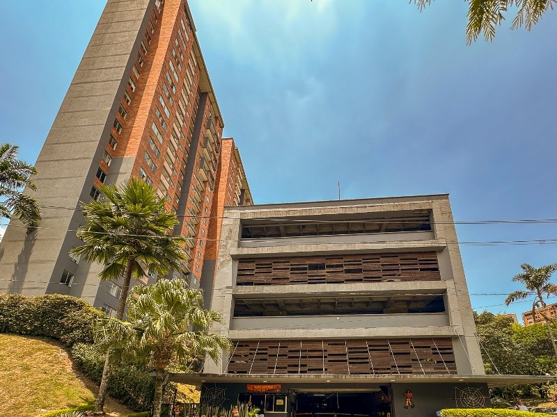 Apartamento en arriendo en LOMA DE LOS  BERNAL, 74 m², 3 alcobas, 2 baños